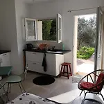 Petit Avec Jardin Et Piscine * Nîmes