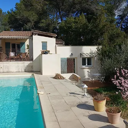 Petit Avec Jardin Et Piscine Nîmes