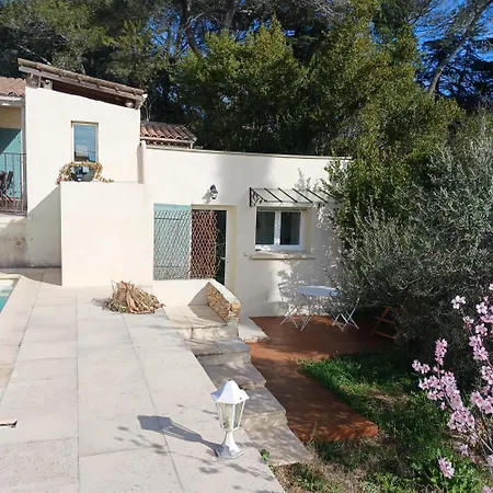 Petit Avec Jardin Et Piscine Frühstückspension Nîmes