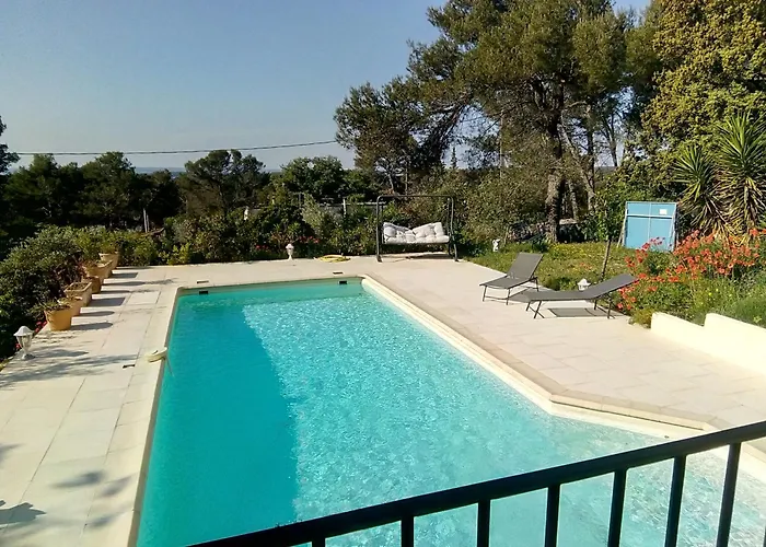 Petit Avec Jardin Et Piscine